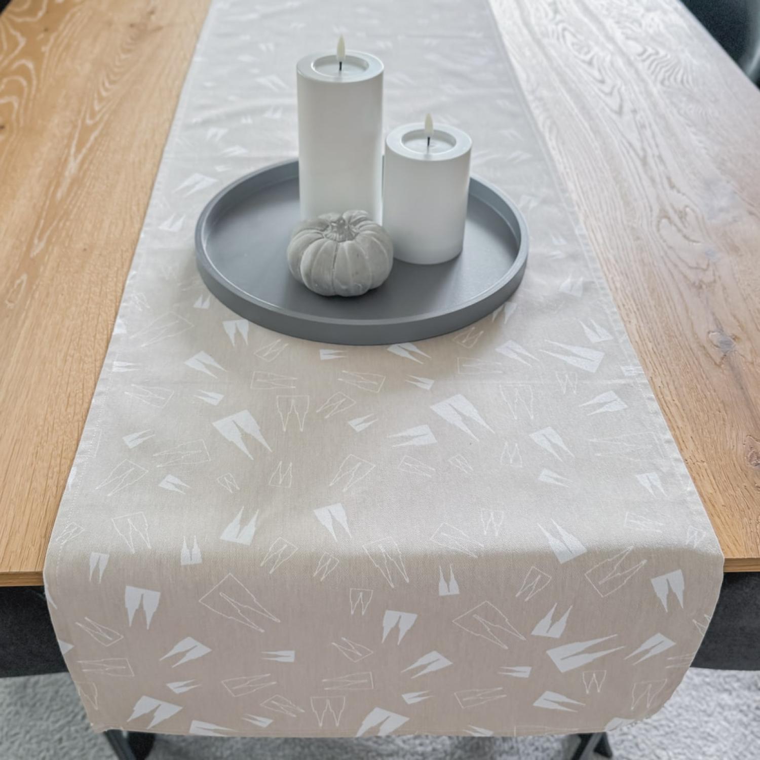 Tischläufer auf Holztisch
